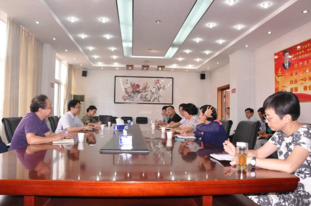 余学敏副书记在开发区一中会议室听取汇报.JPG