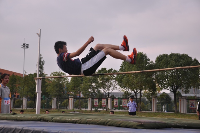 学生参加跳高比赛.jpg