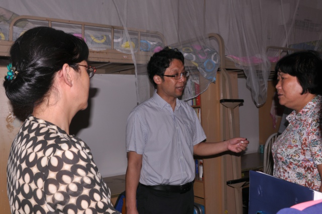 余学敏副书记在开发区一中检查寝室.JPG