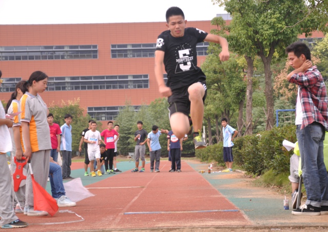 学生跳远比赛.jpg
