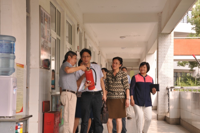 余学敏副书记检查学校消防设施.JPG
