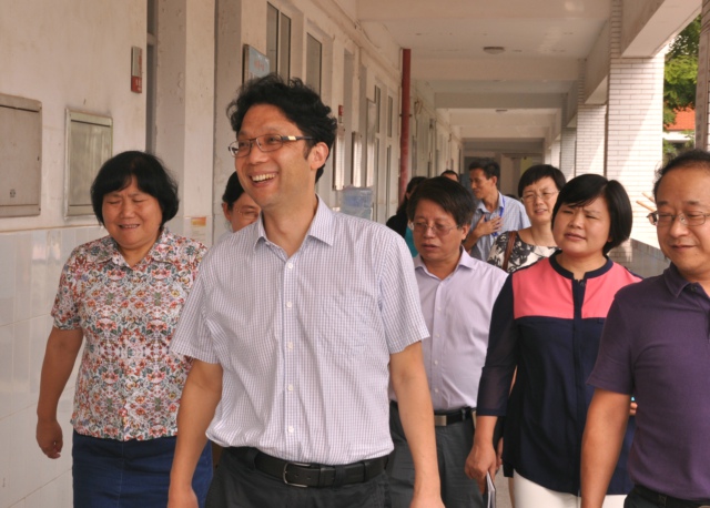 余学敏副书记视察开发区一中课堂教学.JPG