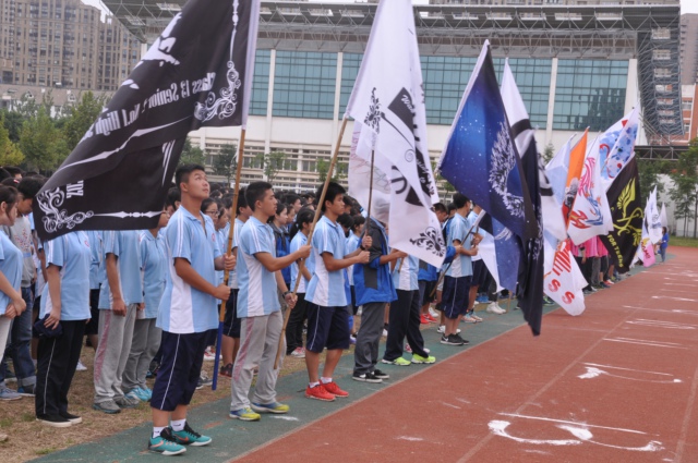 学生们的个性班旗会展.jpg