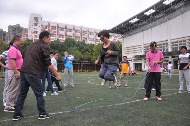 老师们进行集体跳绳比赛.jpg